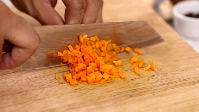 Cắt nhỏ cà rốt