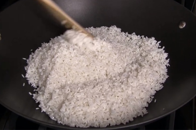 Đổ gạo nếp vào chảo